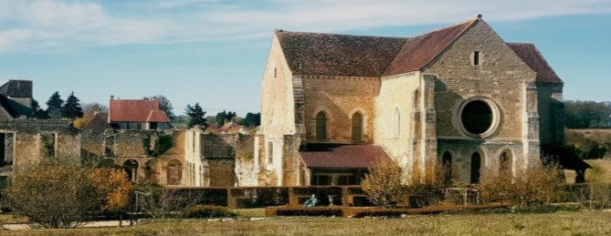 à 10mn, l'abbaye cistercienne de Fontmorigny, à Menetou-Couture.