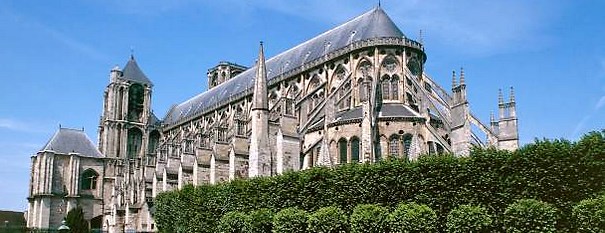 à 40 mn, Bourges : la cathédrale St Etienne, le palais de Jacques Coeur,
le musée du Berry, les marais,, les ruelles médiévales, ...