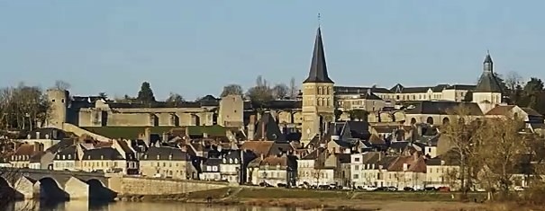 à 20 mn, la cité monastique de la Charité sur Loire