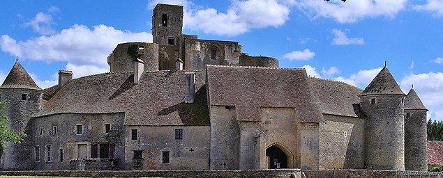 à 30 mn, le château médiéval et le village de Sagonne

